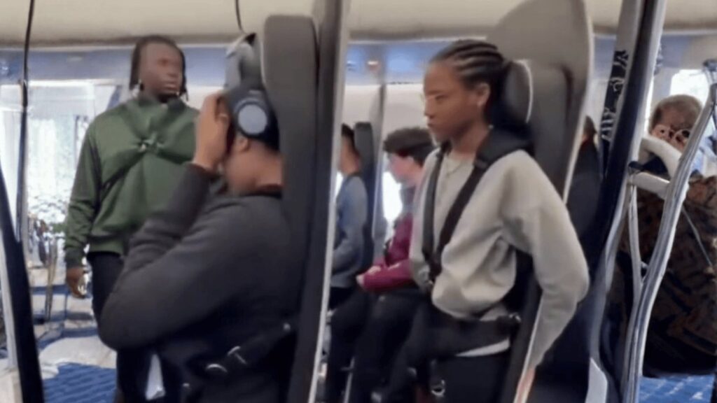 Assentos de avião para “voos em pé” causam polêmica nas redes