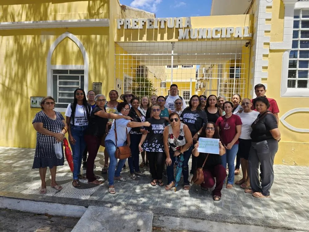 Aposentados fazem manifesto pacífico contra atraso nos pagamentos em Floresta, PE – Petrolândia Notícias