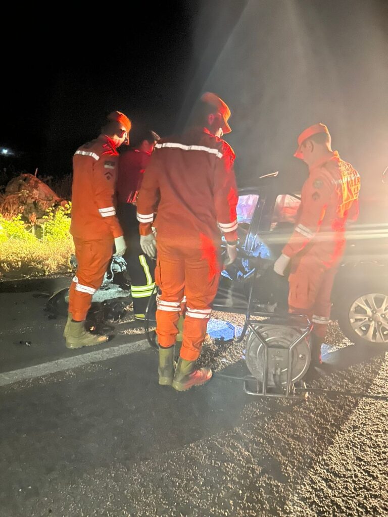 Motorista fica preso nas ferragens após acidente na BR-232, nesta 2ª