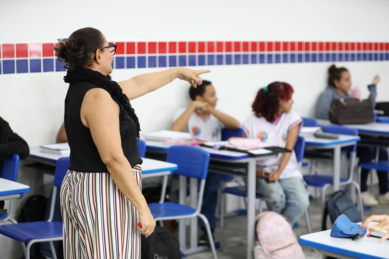 BA antecipa pagamento do 13º e da folha de novembro para servidores da Educação