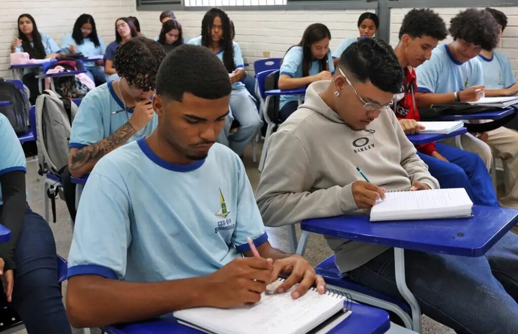 Beneficiário do Pé-de-Meia ganha R$ 200 se fizer dois dias de Enem