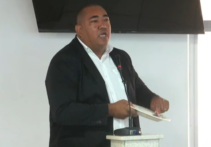 Vereador leva prato e colher ao plenário para cobrar do governo Márcia Conrado