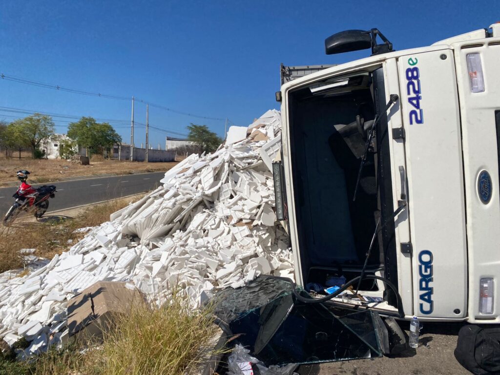Caminhão com carga de gesso tomba na BR-232, em Serra Talhada, nesta 5ª