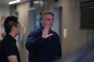 Moraes dá 24h para defesa explicar violação de tornozeleira de Bolsonaro