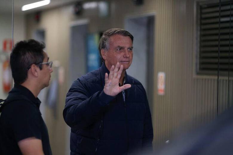 Moraes dá 24h para defesa explicar violação de tornozeleira de Bolsonaro