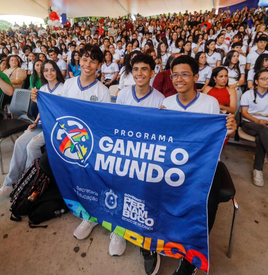 PE envia 119 estudantes da rede estadual para intercâmbio