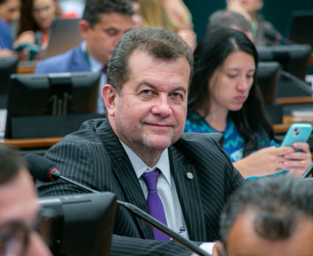 Em nota, Waldemar Oliveira analisa relação Brasil-EUA