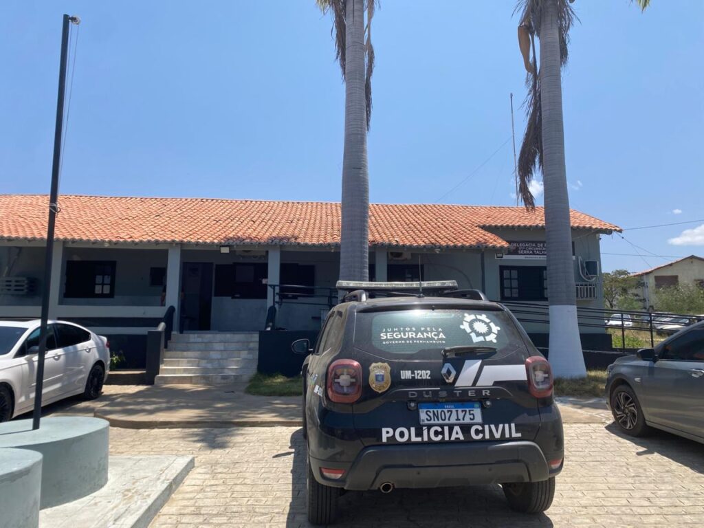 Usuário de drogas surta, tenta agredir a mãe e foge pelo telhado em ST