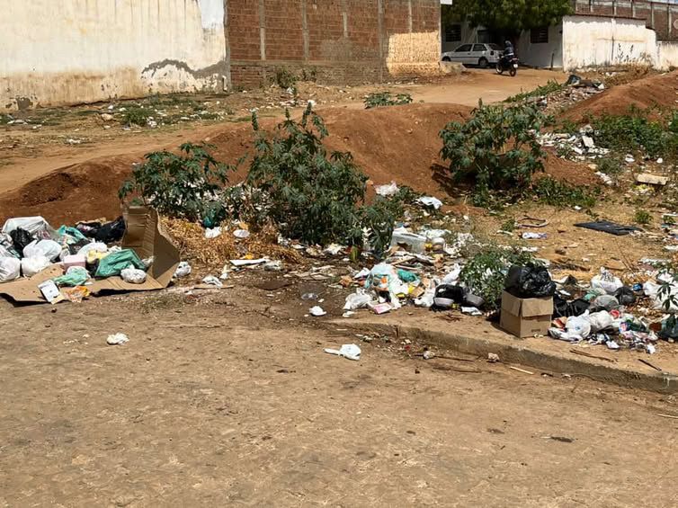 Moradora se desespera e diz que bairro de Serra Talhada virou 'lixão'