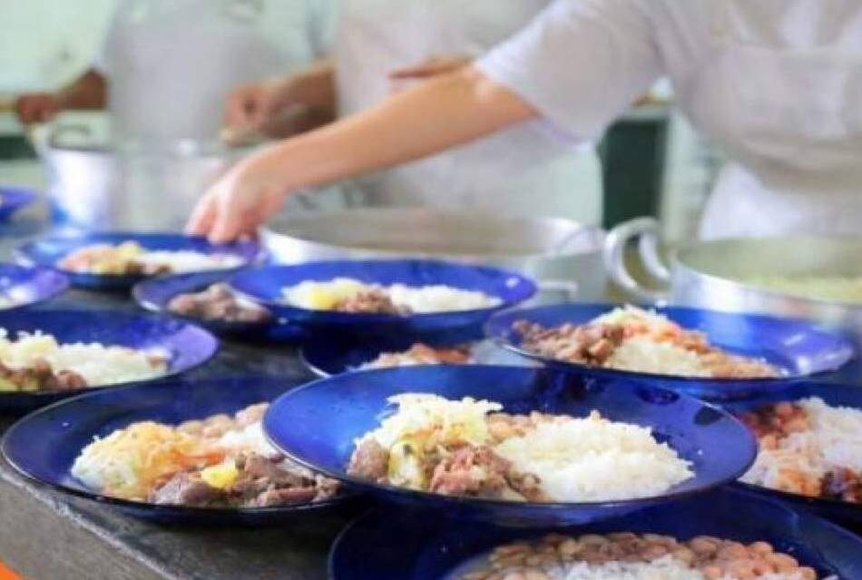 Merendeiras da EMAAF cobram de terceirizada regularização de pagamento e ameaçam greve