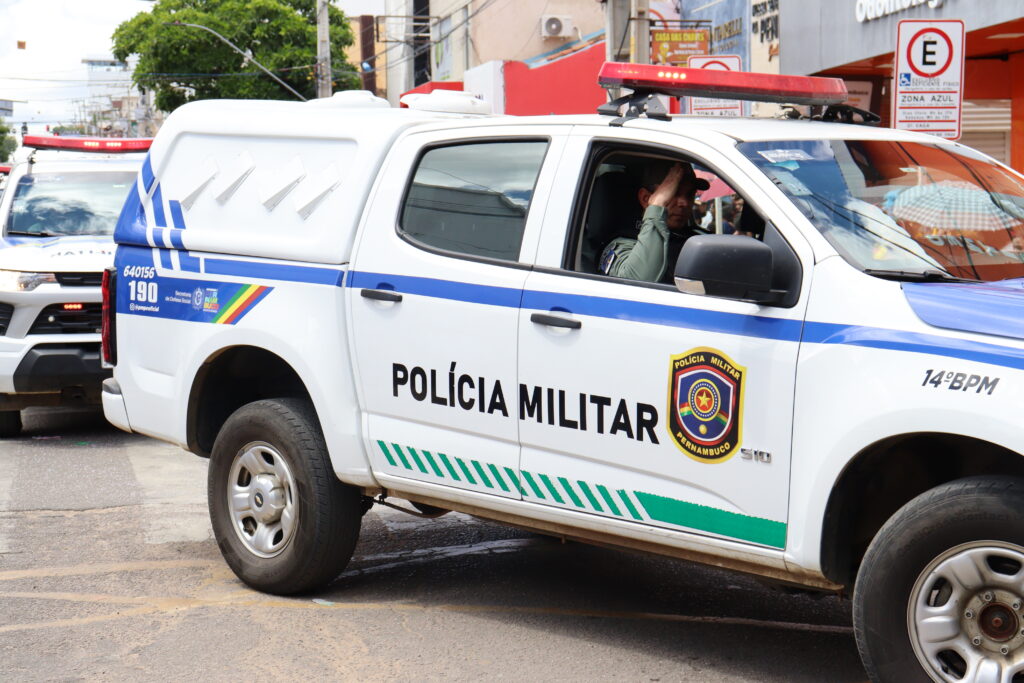 Jovem embriagado joga pedras na porta da casa do padrasto