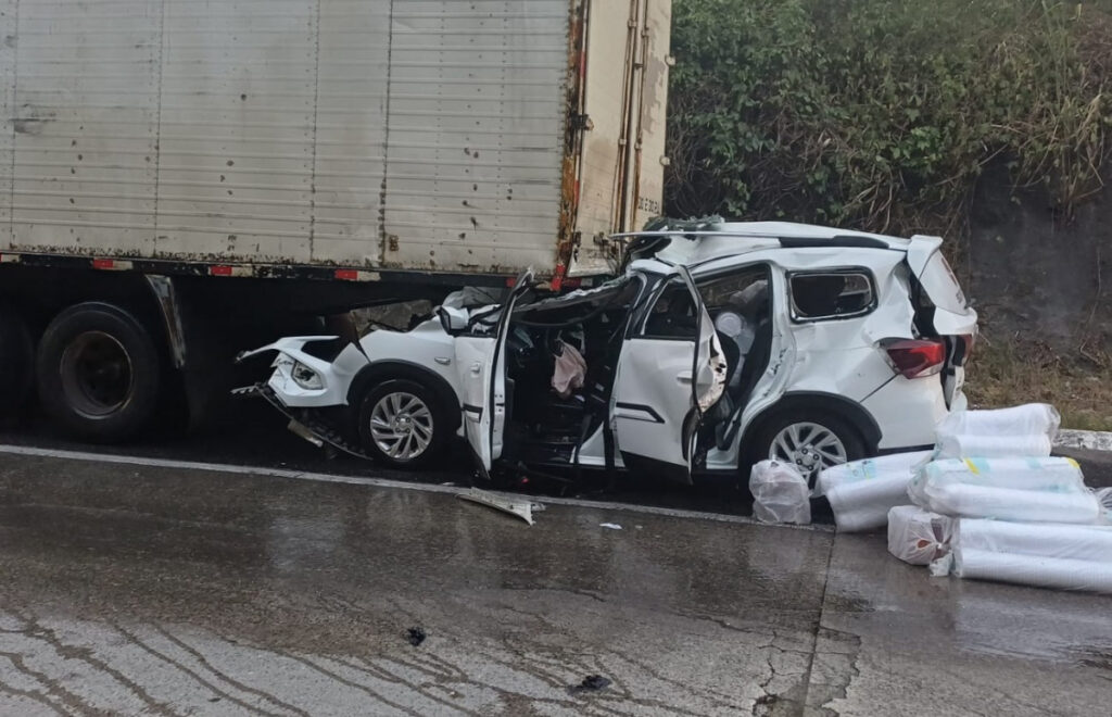 Colisão entre veículos deixa cinco feridos