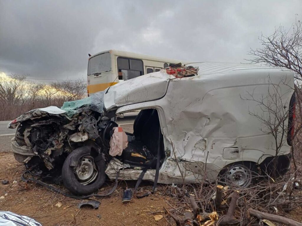 Motorista de ambulância morre em colisão no Sertão de PE