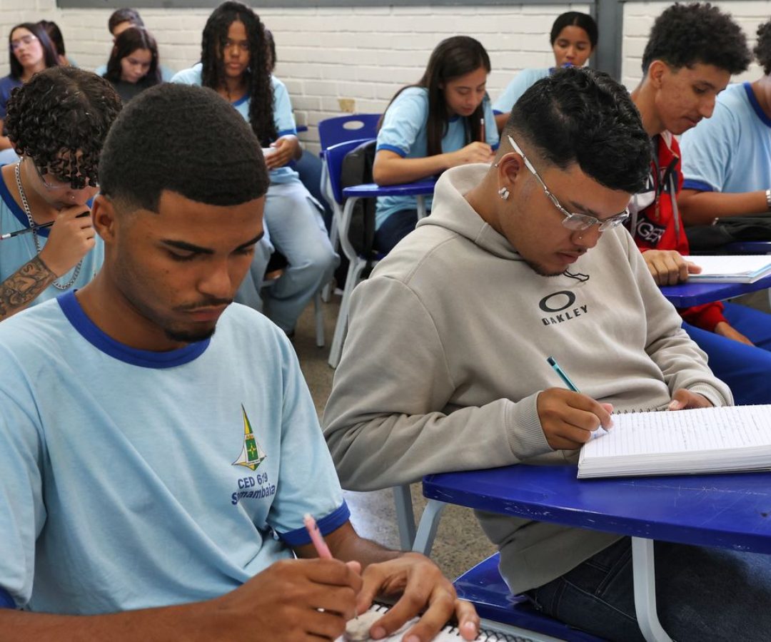 Renda e cor são determinantes para não concluir ensino médio no país