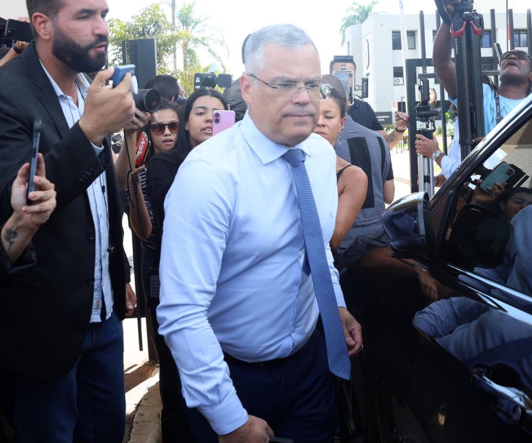 Defesa de Bolsonaro diz que tornozeleira humilha e nega plano de fuga