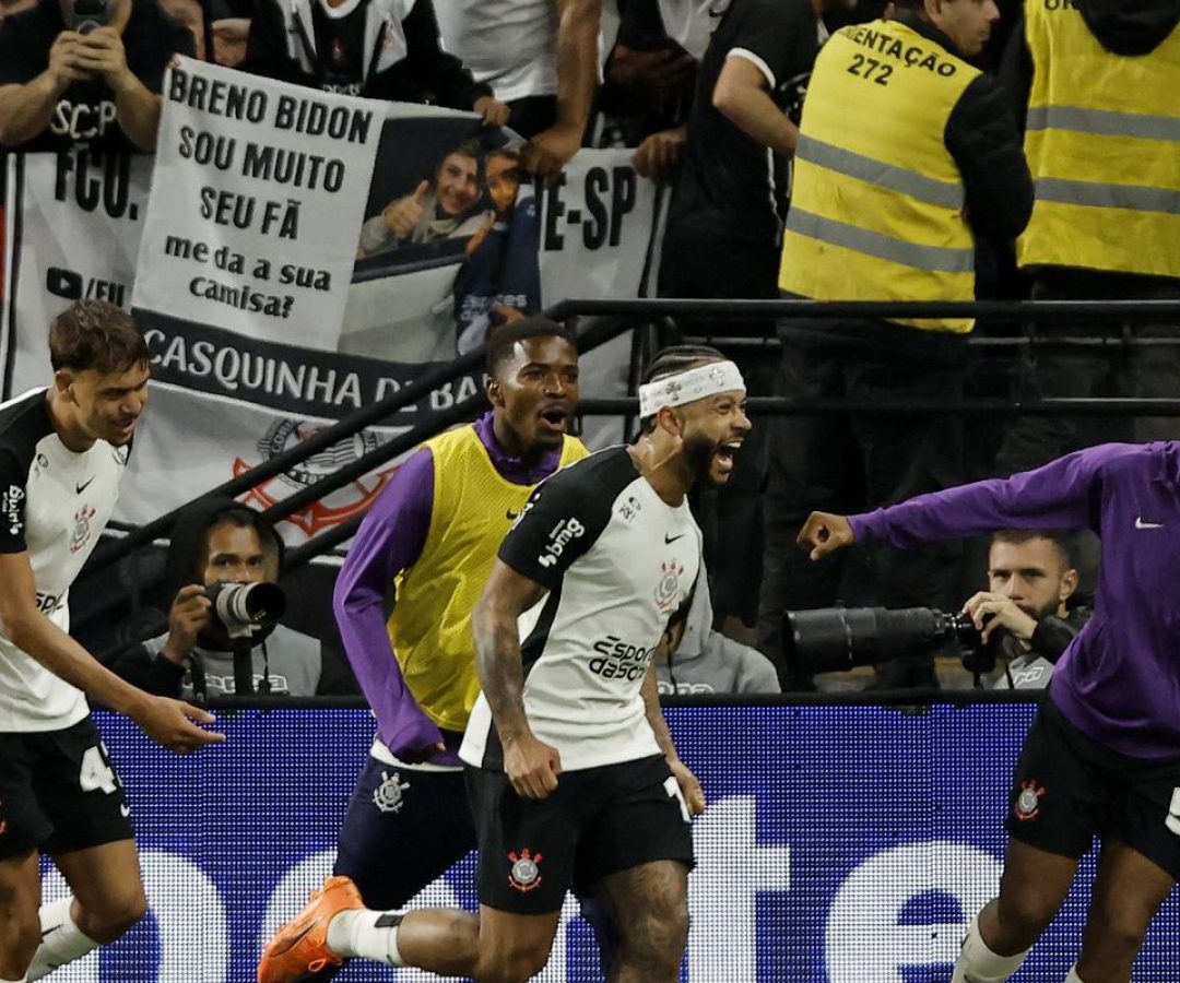 Depay e Yuri Alberto desequilibram e Corinthians vence Majestoso