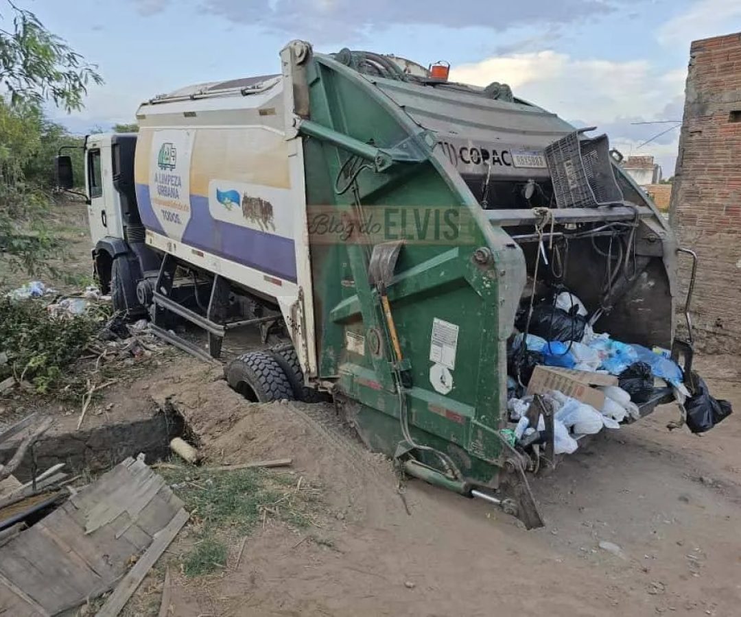 Ponte desaba e caminhão de lixo fica preso no Centro de Floresta, PE – Petrolândia Notícias