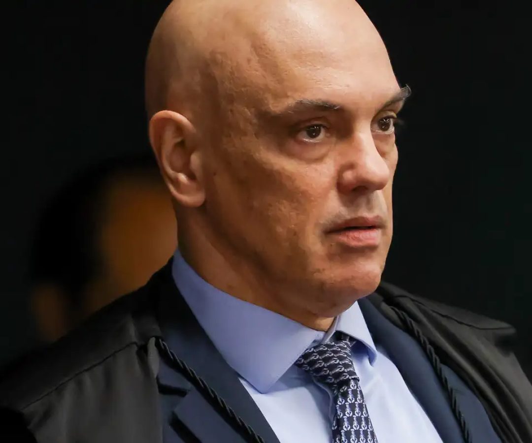 Em decisão, Moraes cita "eventual tentativa de fuga" de Bolsonaro