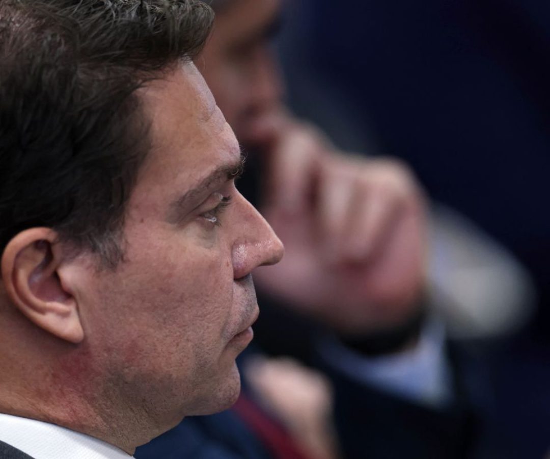 Líder do PT questiona no STF e na Câmara saída de Ramagem do país