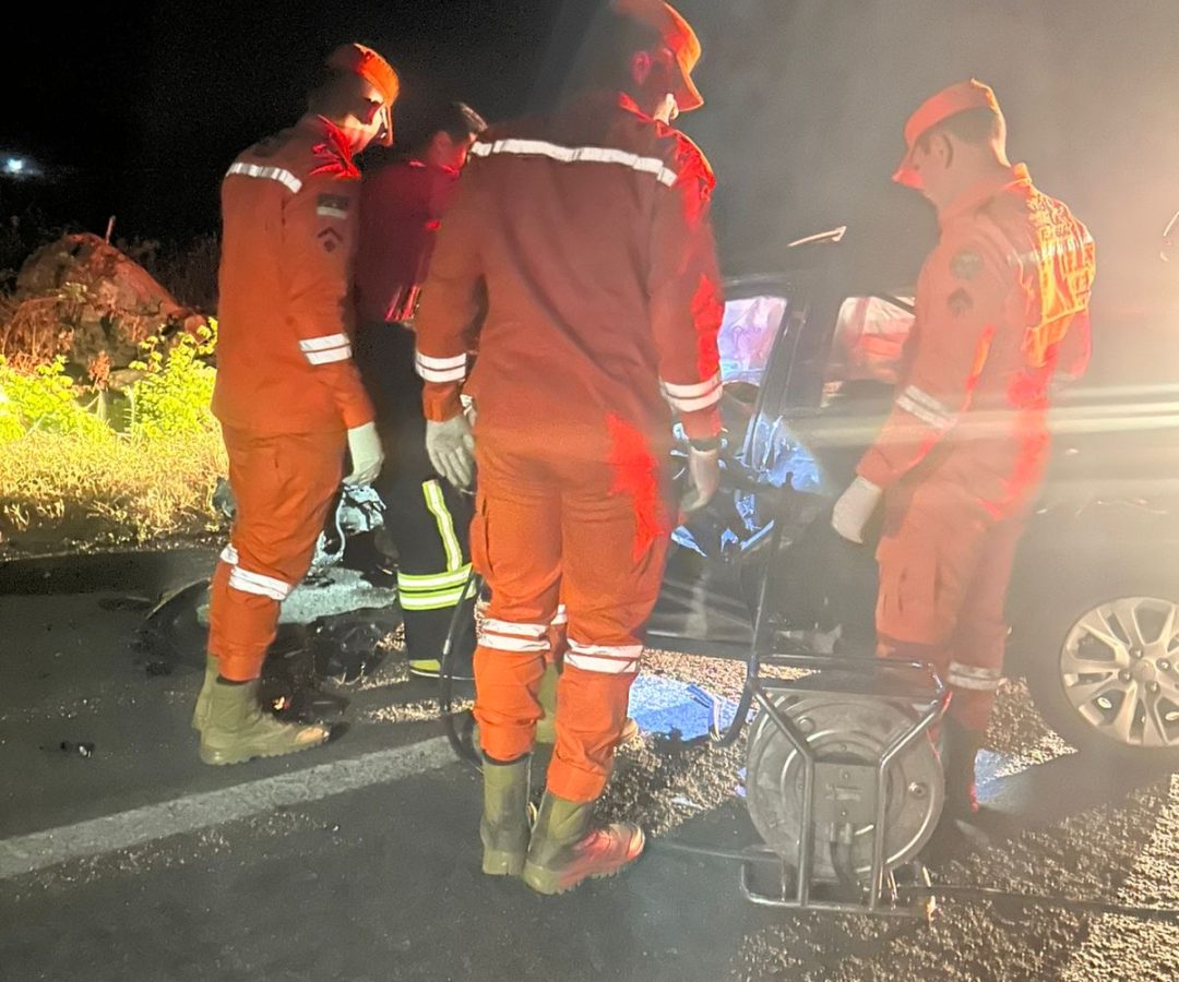 Motorista fica preso nas ferragens após acidente na BR-232, nesta 2ª