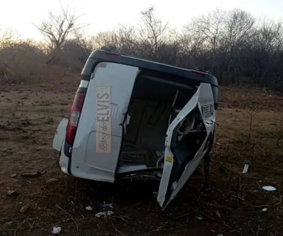 Ambulância capota durante socorro e deixa 3 feridos