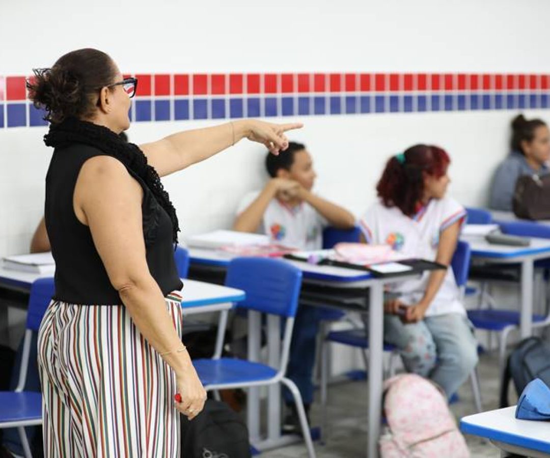 BA antecipa pagamento do 13º e da folha de novembro para servidores da Educação