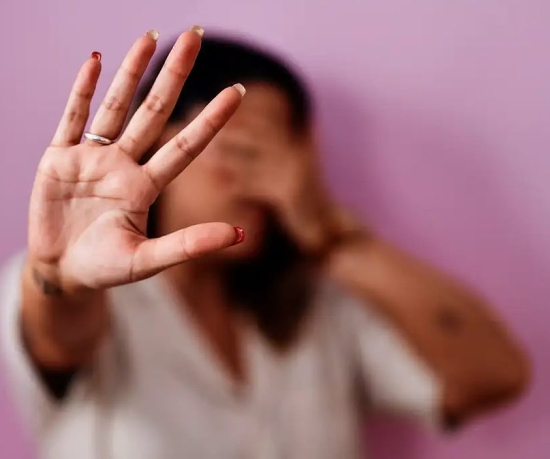 Filho ameaça a própria mãe e quebra objetos da casa em busca de drogas