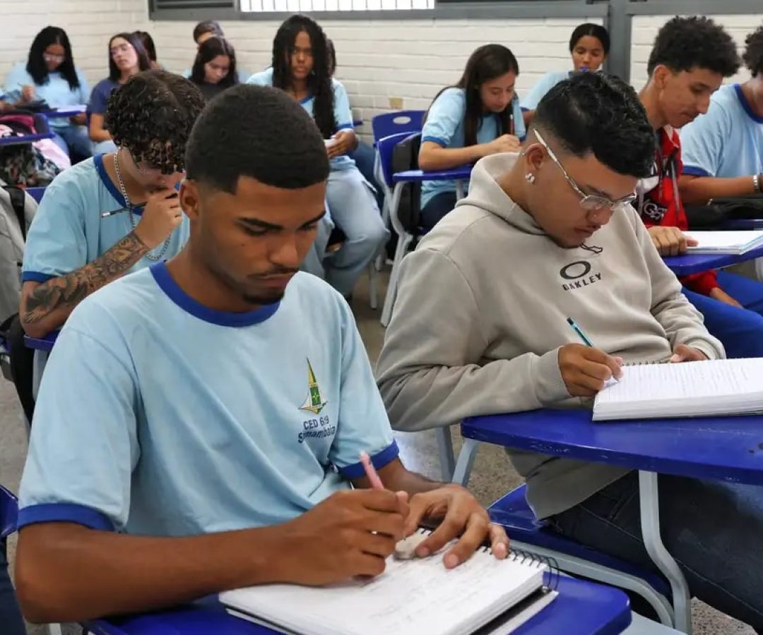 Beneficiário do Pé-de-Meia ganha R$ 200 se fizer dois dias de Enem