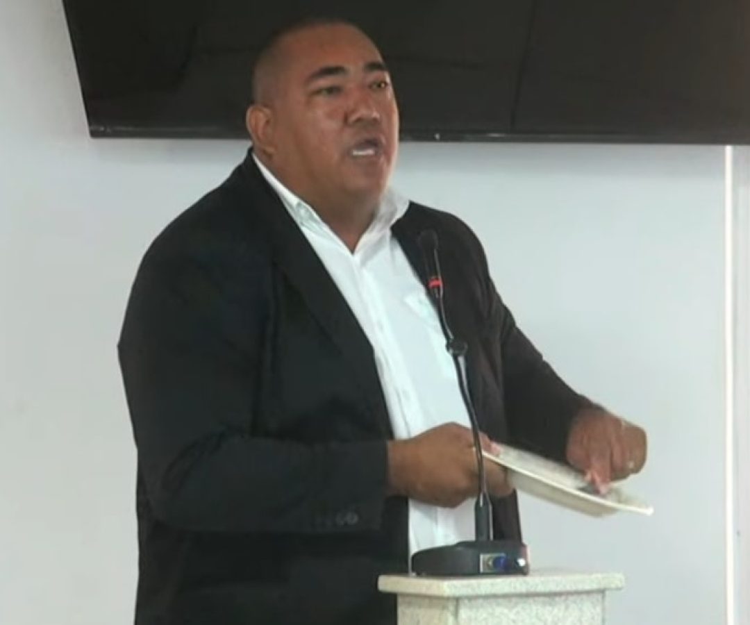 Vereador leva prato e colher ao plenário para cobrar do governo Márcia Conrado