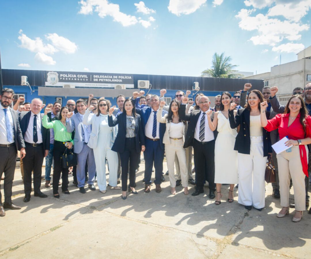 OAB-PE realiza ato em defesa de advogados