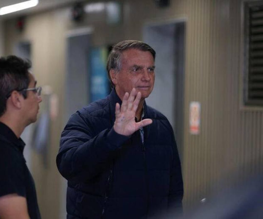 Moraes dá 24h para defesa explicar violação de tornozeleira de Bolsonaro