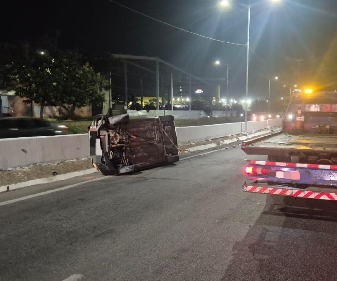 Carro roubado capota e é recuperado pela PRF na BR-104