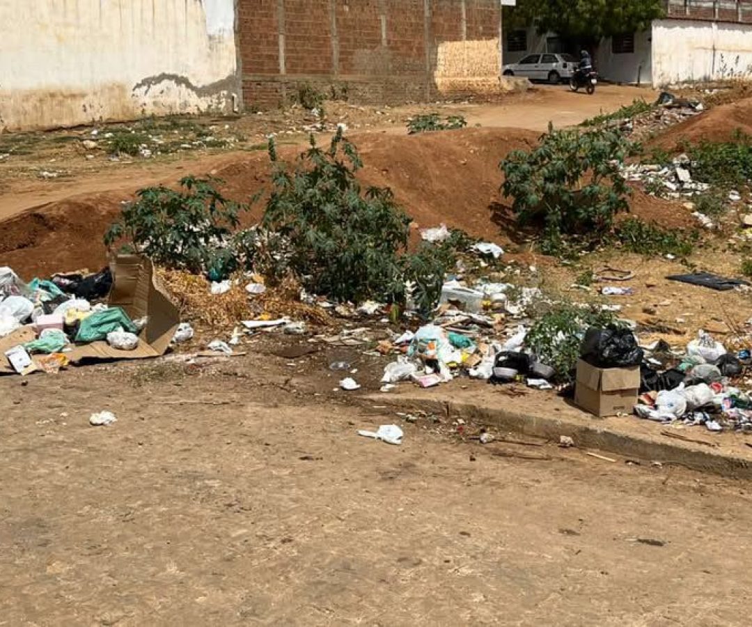 Moradora se desespera e diz que bairro de Serra Talhada virou 'lixão'