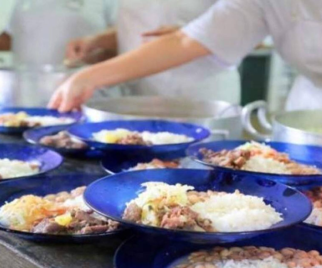 Merendeiras da EMAAF cobram de terceirizada regularização de pagamento e ameaçam greve