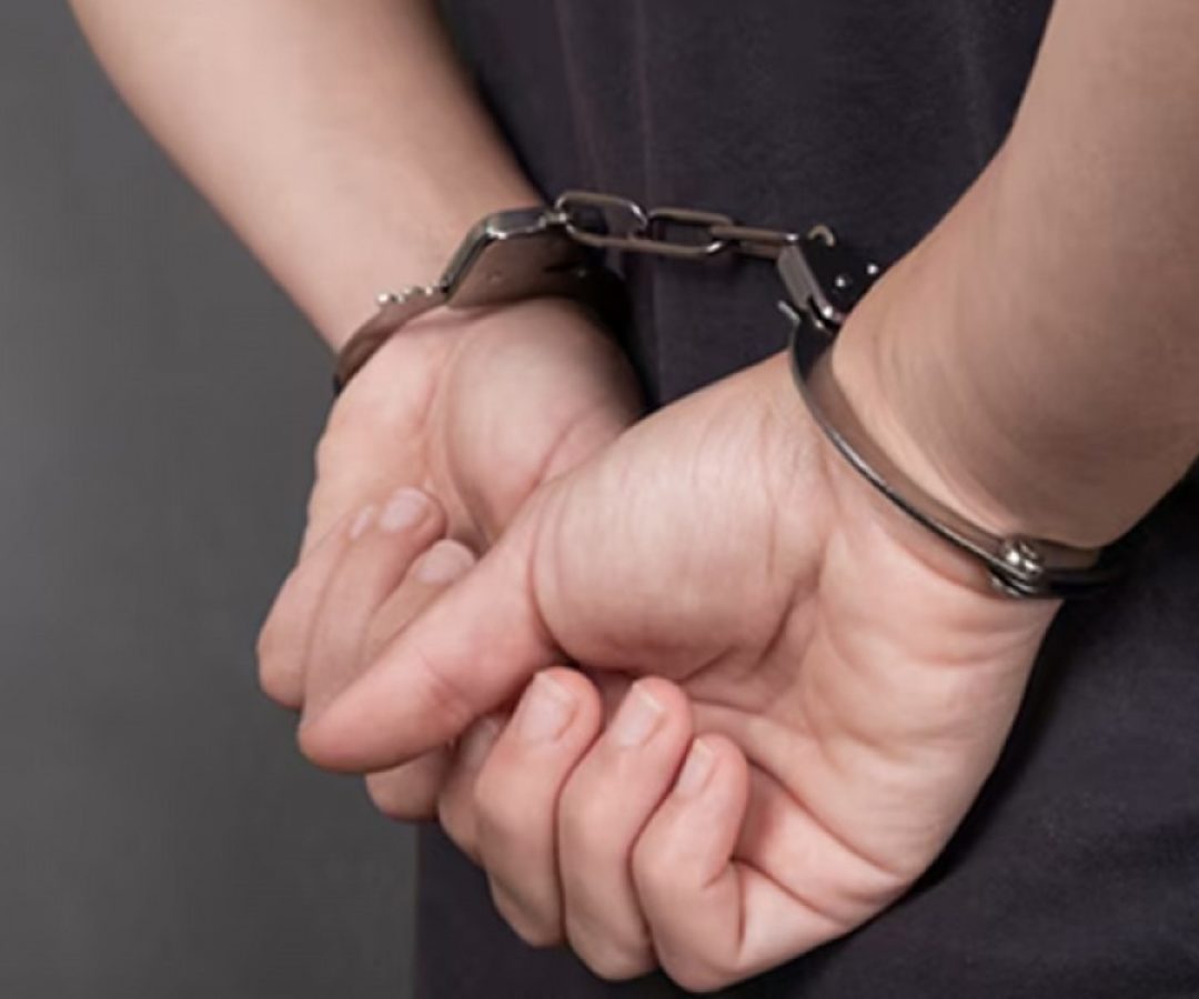 Mulher invade casa da irmã, quebra objetos e ameaça PM