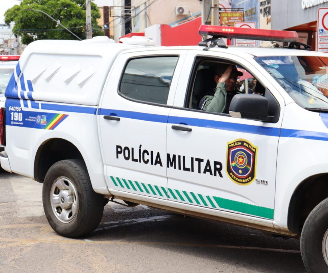 Jovem embriagado joga pedras na porta da casa do padrasto
