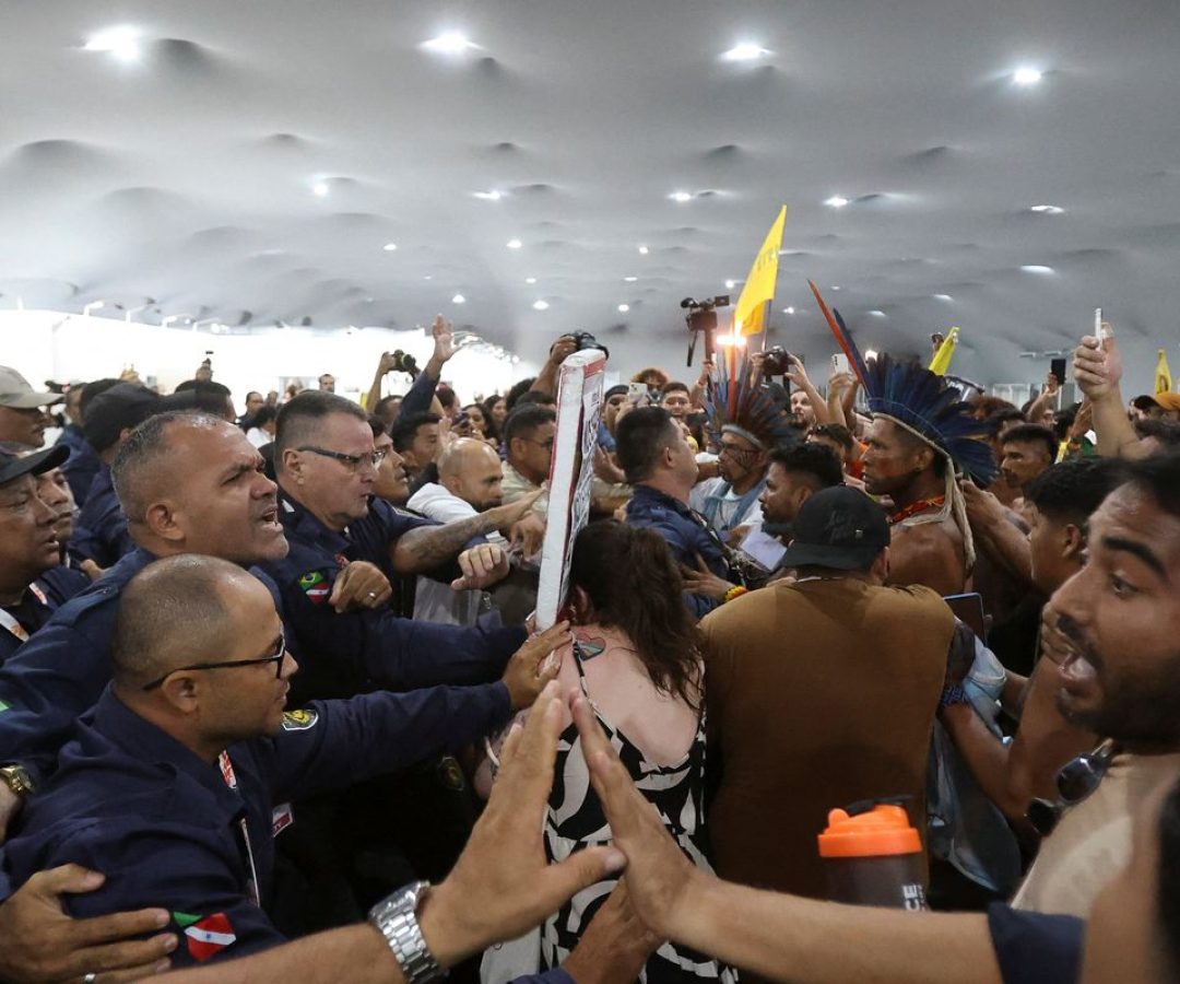 Manifestantes confrontam segurança para entrar em zona restrita Agência Brasil