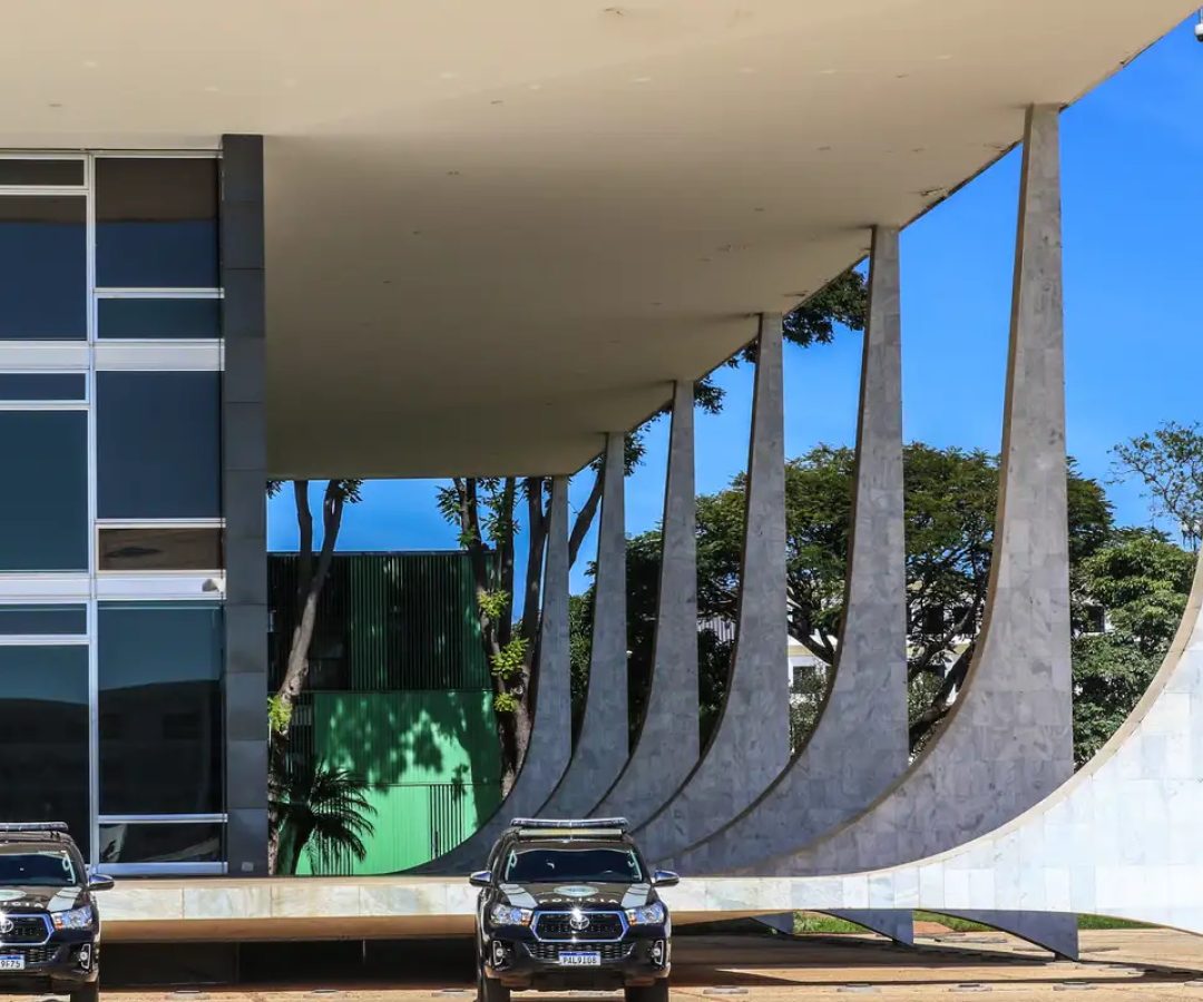 Moraes vota para tornar Eduardo Bolsonaro réu por tentar coagir STF