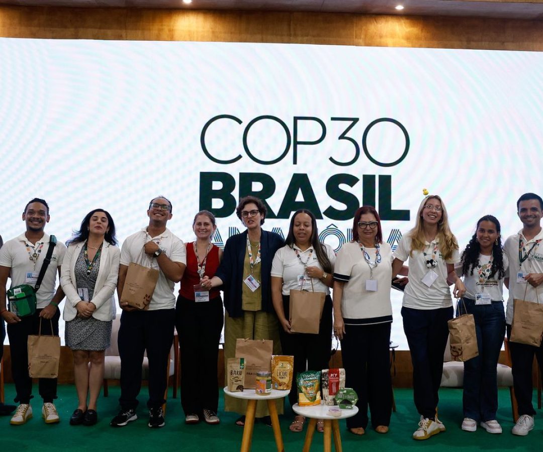 Voluntários da COP30 recebem kit de alimentos da agricultura familiar