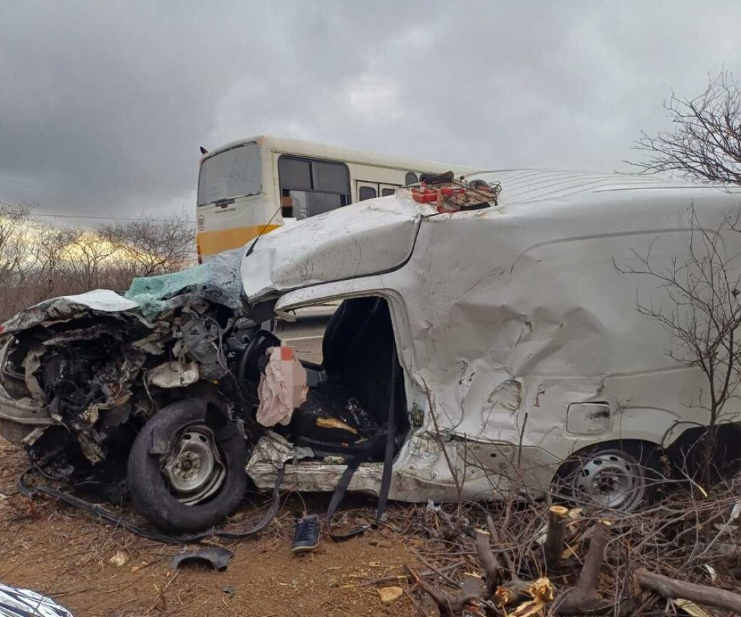 Motorista de ambulância morre em colisão no Sertão de PE